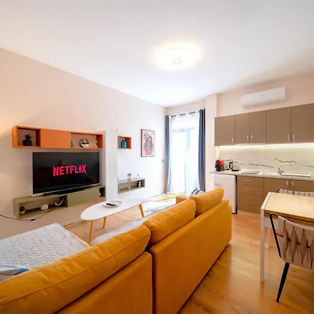 Colorful Comfy Apartamento Tirana